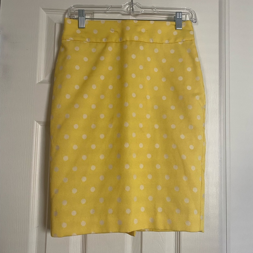 Anne Taylor white and yellow polka dot pencil skirt. Worn once.